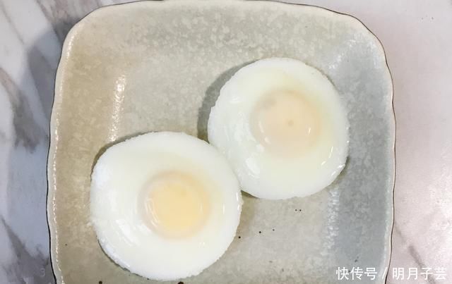 做荷包蛋时,万万不可直接下锅,多加这几步,鸡蛋圆嫩不散花