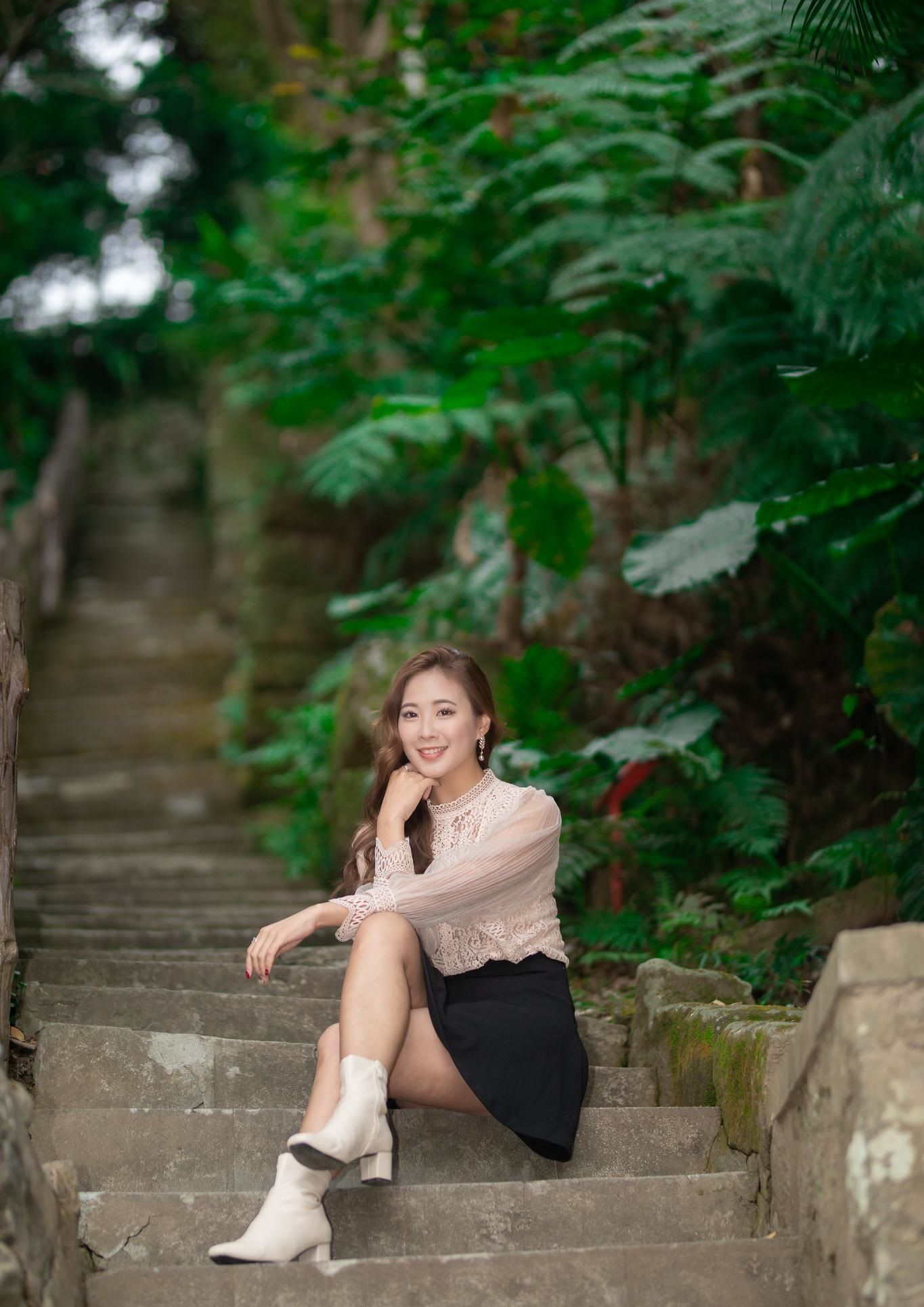 蕾丝小衫半身裙搭配一双白色小皮靴，性感迷人并不妩媚妖娆，美