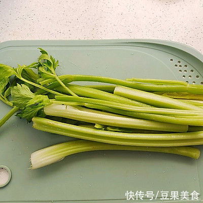 保鲜膜|无敌下饭的芹菜牛肉饺子，胃口全开