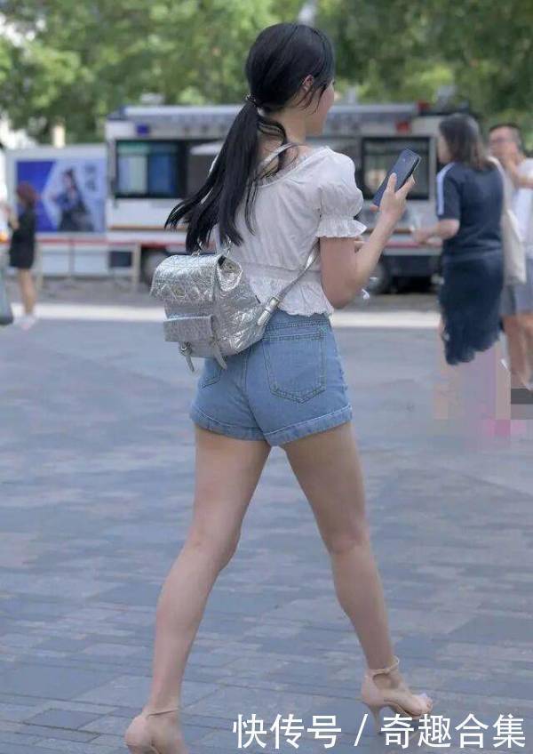 街拍美女可别小瞧了T恤短裤,虽然已烂大街,但依旧时髦又显瘦