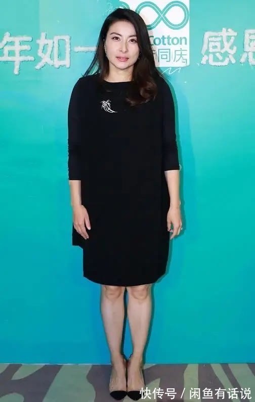 豪门阔太|郭晶晶真挺保守的，连衣裙里面还套条长裤，豪门阔太一般不这么穿