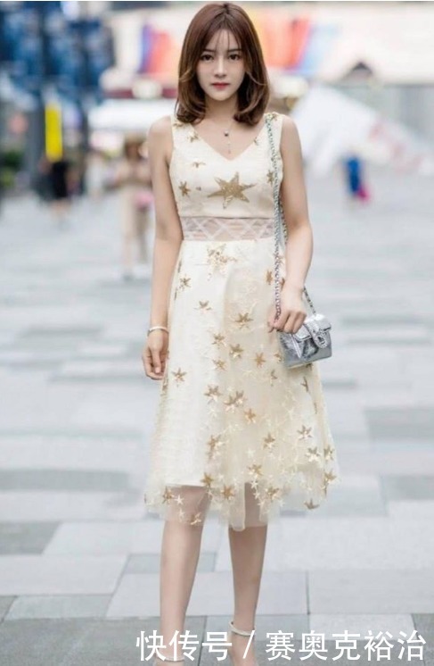 而也就使得|街拍:貌美肤白的小姐姐,大长腿十分亮眼,让人心动的感觉