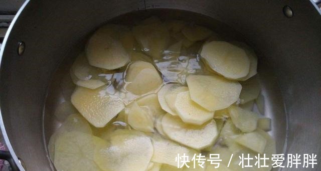 土豆|秋季，土豆别再凉拌了，试试这样炒着吃，荤素搭配，开胃易消化！