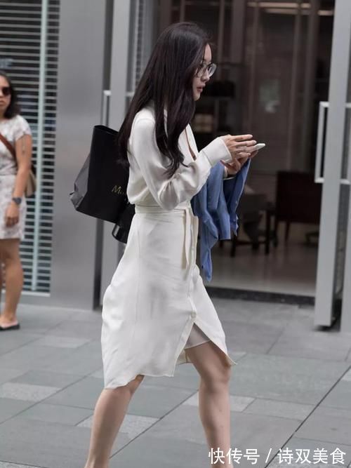 黑白配 素白色连衣裙,搭配一款时尚黑包包,戴眼镜小姐姐淑女范十足