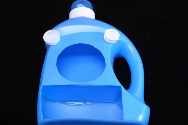 洗衣液瓶子别扔了,简单改造一下,放在床上,全家人都要抢着用