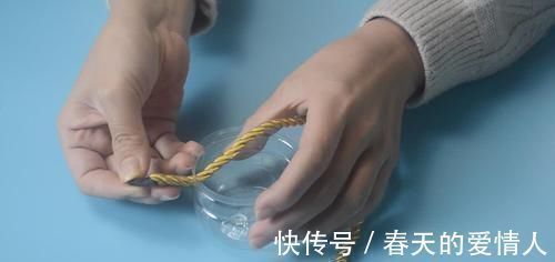 塑料瓶上穿一根绳子，放在卫生间一年省下不少钱，早点知道就好了