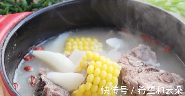 玉米|天气寒冷，要经常给家人喝这个汤，健脾胃，滋补身体不怕冷！