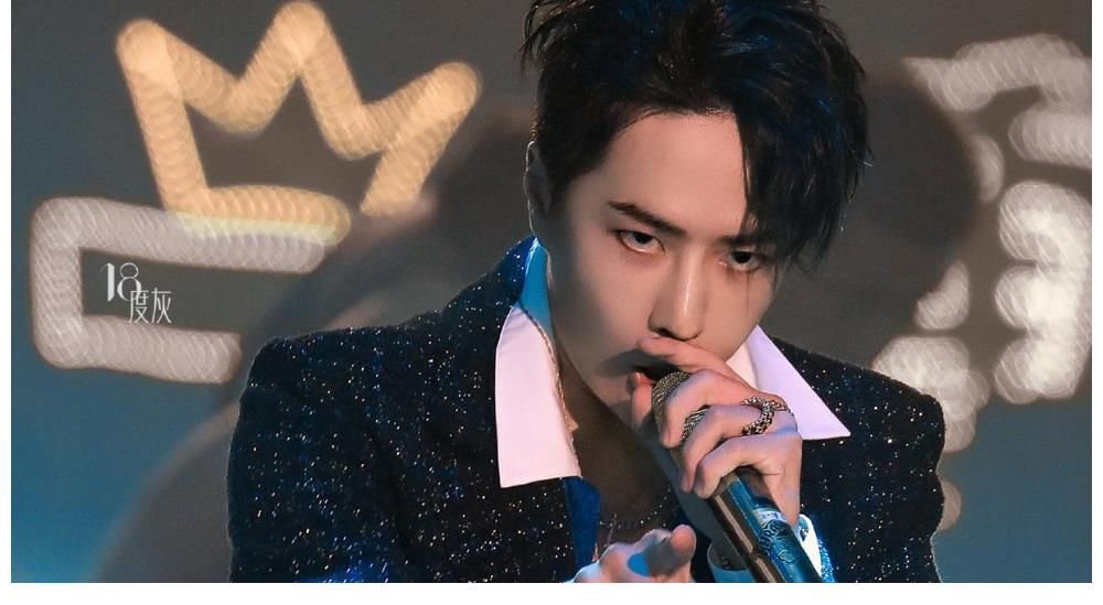 王一博与自家粉丝，双向奔赴的爱，豹晚有笑有泪好感动！