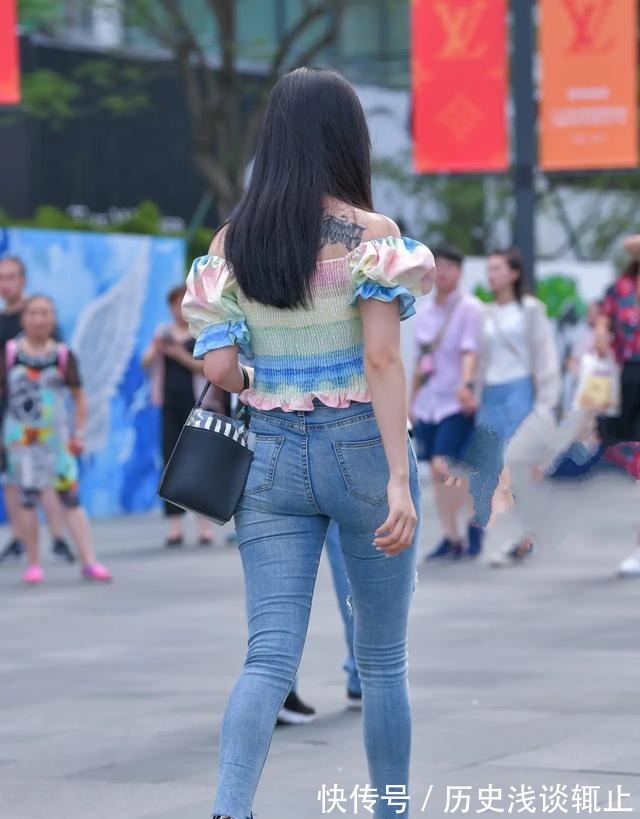 破洞 牛仔裤增加破洞的点缀,穿着时尚又好看,美的靓丽又有活力!