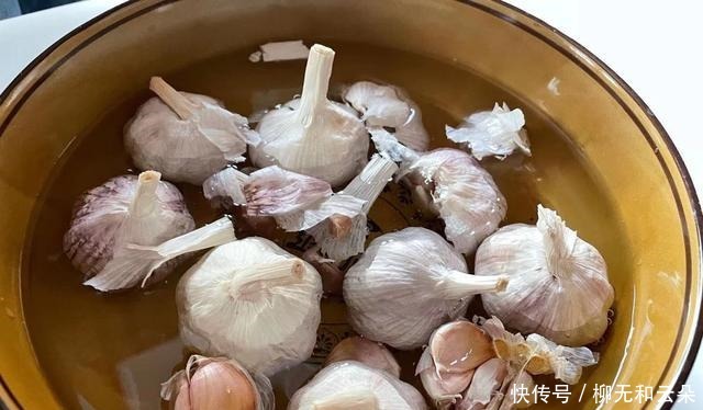 腊八节为啥要腌腊八蒜牢记“3要2不要”,大蒜1天就变绿
