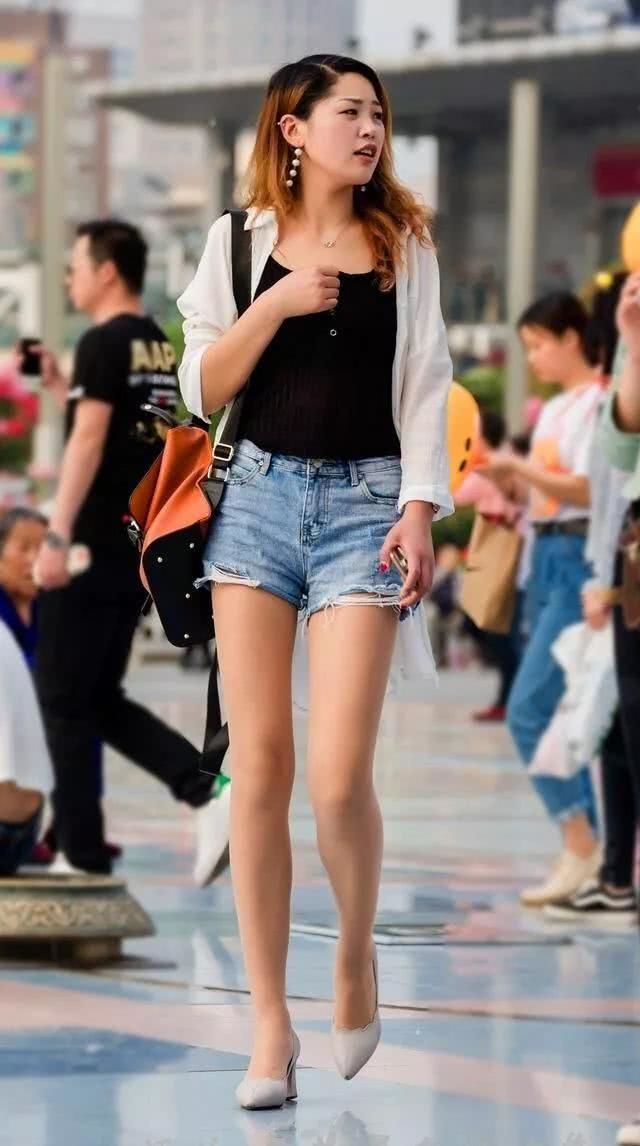 街拍:两位小姐姐身材苗条,穿搭时尚,走在街上很吸睛