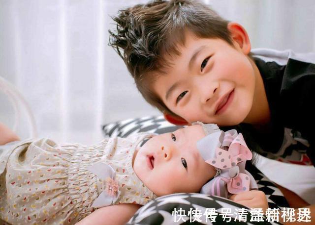 哥哥|妹妹被妈妈教训后,一脸委屈地窝在哥哥怀里,兄妹俩看着太有爱了