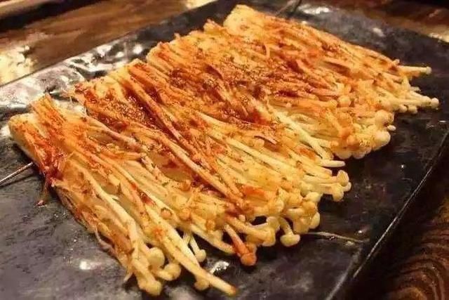 和女性出去吃烧烤，这3种菜品就别点了，女方会误解很尴尬