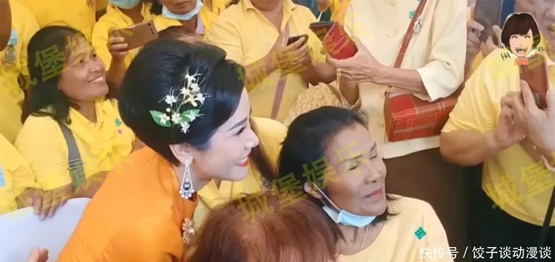 起身|35岁诗妮娜模仿清宫娘娘,起身还要搭侍女的手,太把自己当回事了