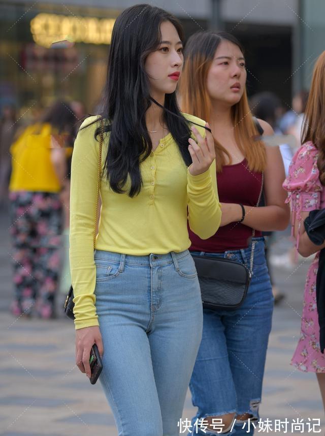 蕾丝|黄色活泼上衣搭配浅蓝色牛仔裤,自然舒适,甜美动人