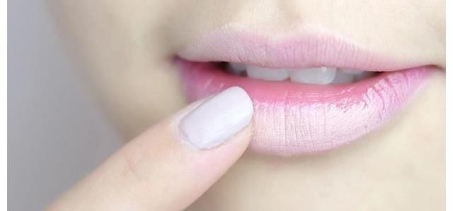 显白 如何正确涂抹口红?适合素颜和淡妆使用的显白口红推荐