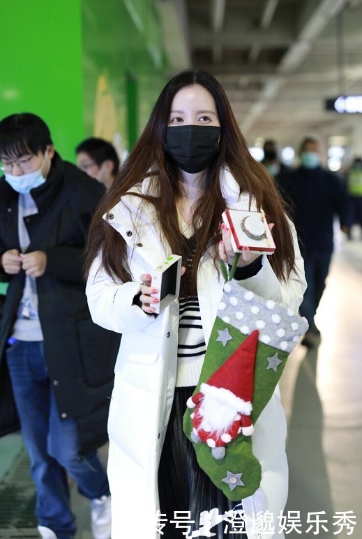 张萌真会穿，白色长款羽绒服搭配百褶裙优雅大气，女人味十足