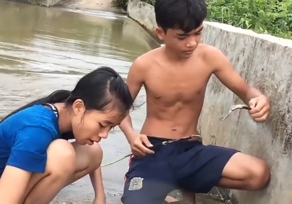 下水|兄妹下水捕鱼,竟然有意外收获,可以美餐一顿了