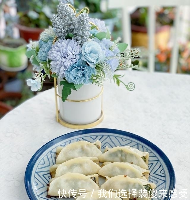 三月,这野菜鲜美可口,做成锅贴鲜嫩多汁又美味,吃货不要错过