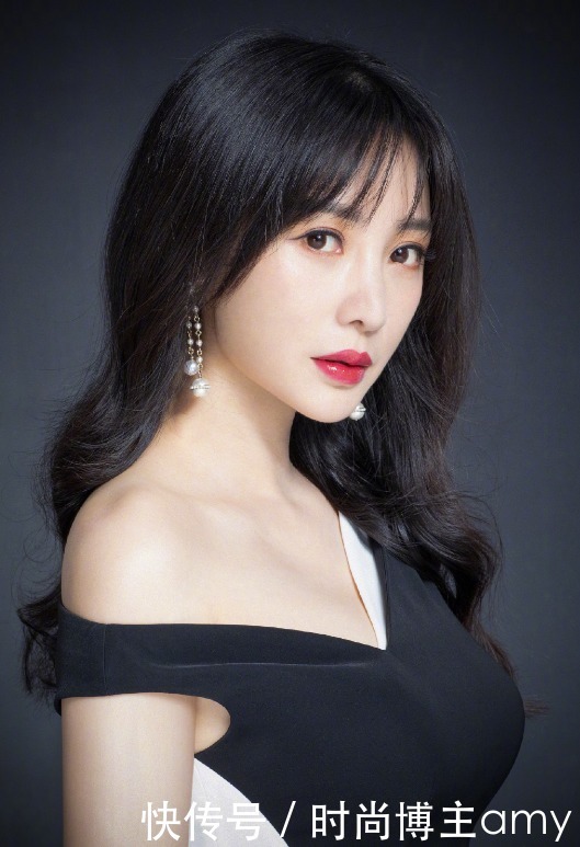 选择|谁说单调服装不可以穿出个性?“蕾丝隔段”非常明显,一般人驾驭不了