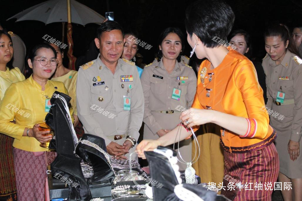 艳压群芳&诗妮娜才是泰王白月光!夜色下惊鸿一舞美绝了,苏提达迎最强对手