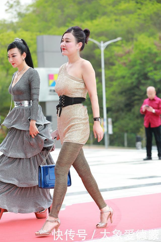 腰封的加入会让整体搭配更高级,让完美比例展现出来