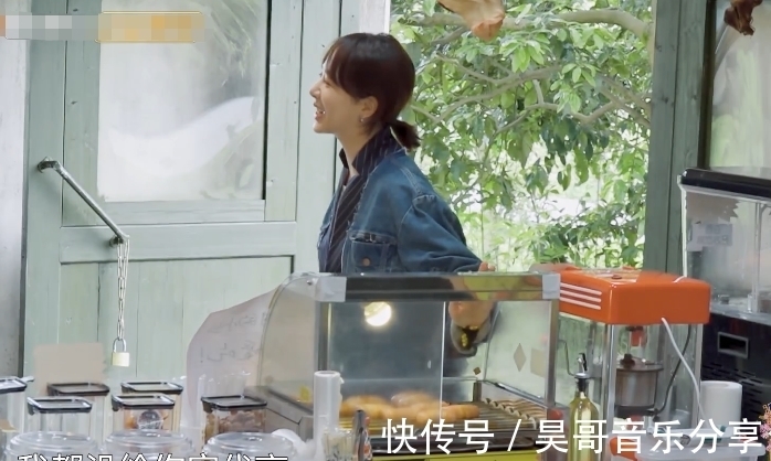 香腸|楊紫跑倉庫賒香腸,一碗烤腸太搶鏡,導演張航希都忍不住偷笑