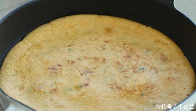金黄|不和面不擀面的早餐饼,手快5分钟就上桌,金黄红润有食欲