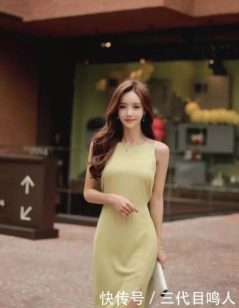 街拍:小姐姐长相甜美,浅粉色连衣裙搭配灰色长风衣,很显身材