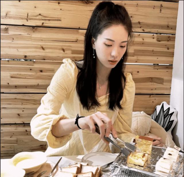 女排联赛|美女!女排联赛结束,最美副攻郑益欣晒照,黄色连衣裙大方动人