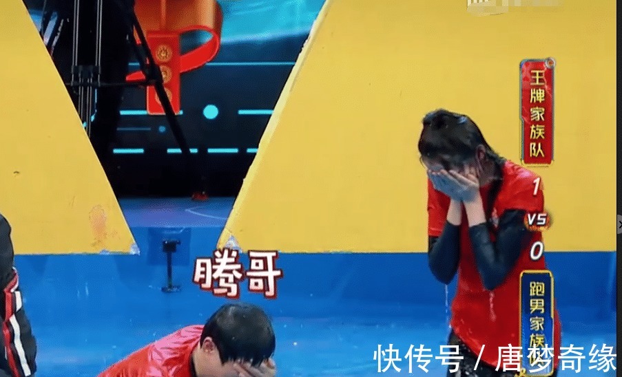 高情商|關曉彤落水后妝花了,下意識的一個動作顯露高情商,想不火都難