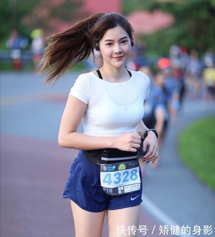 妹子们 街拍;马尾辫发型怎么弄好看, 时尚达人教你怎么变青春靓丽!