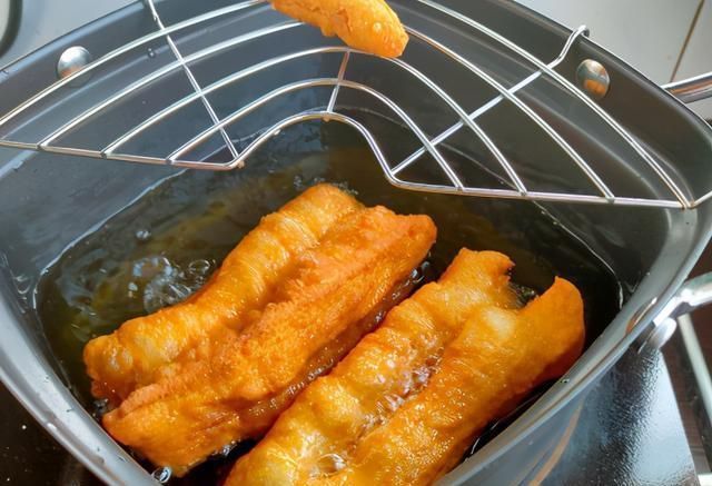 做法|炸油条传统做法,不放泡打粉也不加小苏打,油条个个香酥蓬松健康