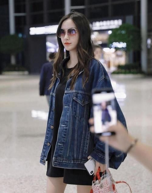 美眉|美女穿牛仔外套，内搭长款T恤真时髦，美炸了！