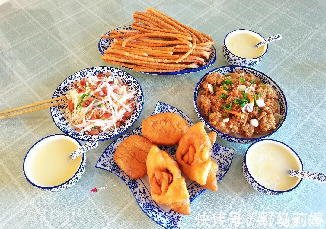 一家三口人的午餐,粉蒸肉、拌白菜,网友:这是什么搭配