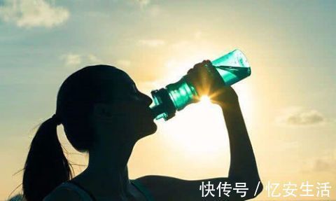 排便|这4种食物会给肠道“添堵”,被便秘困扰的人不妨少吃点