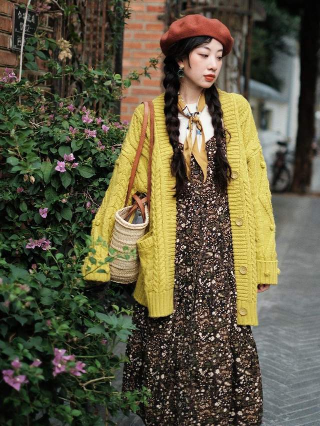 上身|秋冬季节想要穿出氛围感,红色毛衣搭配牛仔裤,高级又显气质