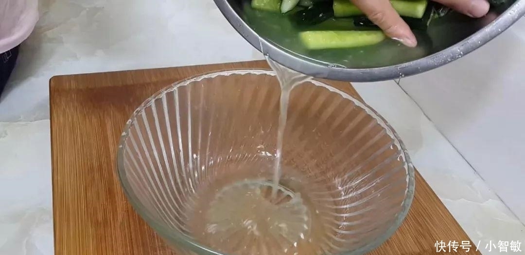 黄瓜这样做, 教你在家秘制风味腌黄瓜, 清脆爽口, 吃半年都不会坏