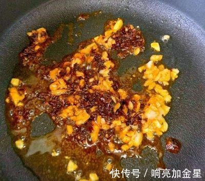浇汁豆腐|香辣浇汁豆腐,外脆里嫩,酱香浓郁!