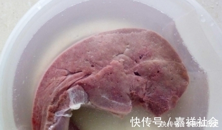 炒猪肝时，直接下锅是大错，多加一步，猪肝鲜嫩无腥味，特别香！