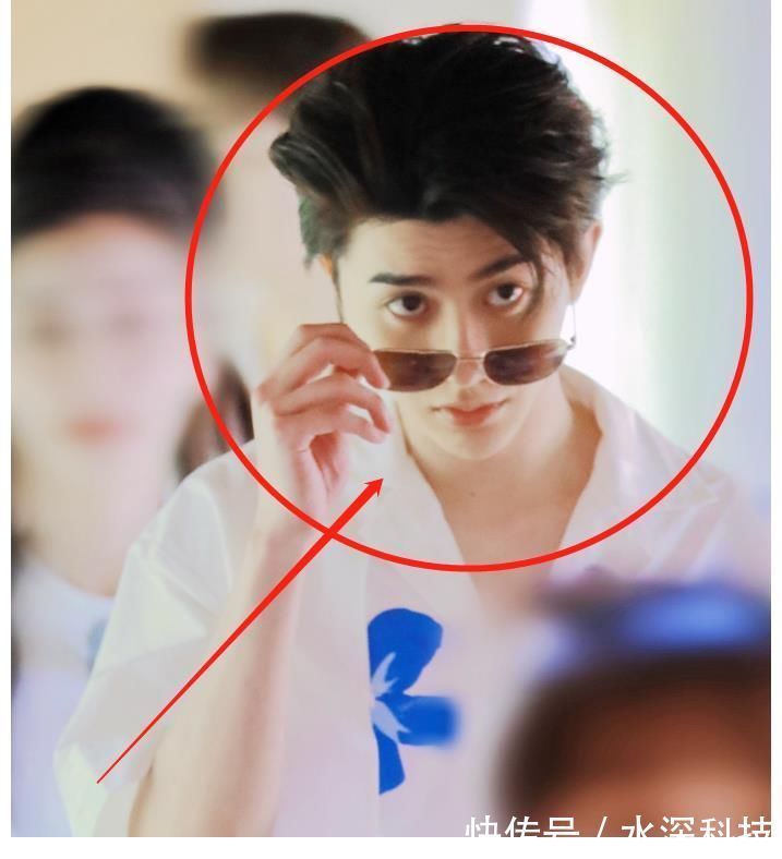 跑男|蔡徐坤参加跑男，大夏天穿羽绒服引关注，手臂上的红疹却让人心疼