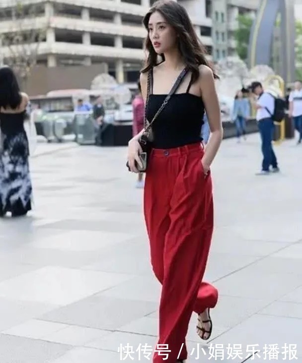 休闲裤|街拍：靓丽的时尚小姐姐，白衬衫搭配牛仔裤，看起来很显腿长