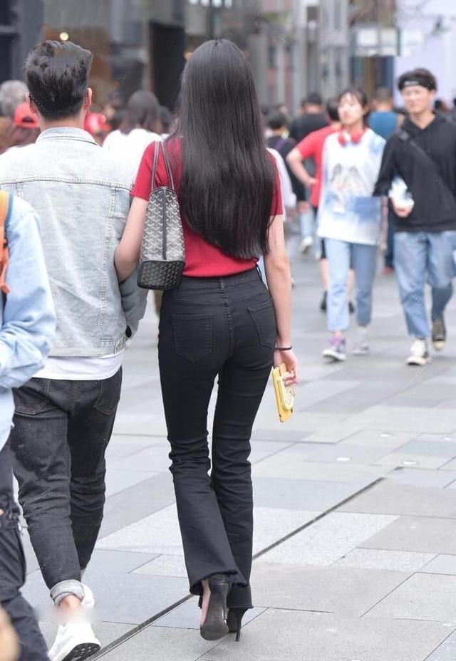 时髦|“喇叭裤”再次崛起,时髦显瘦又吸睛,承载了中年女士的青春