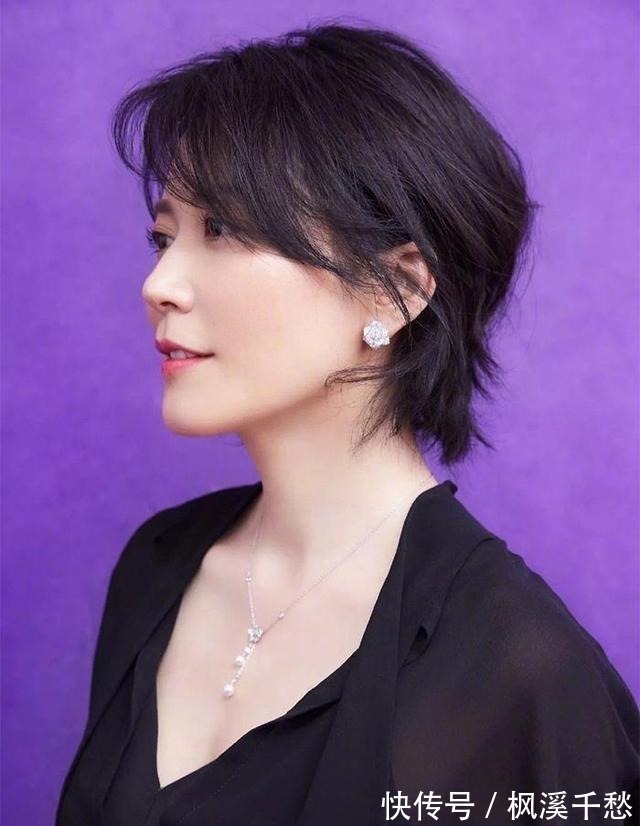 小姐姐 奔五女人快放弃“黑长直”吧!这4款发型更适合你,减龄还显气质!