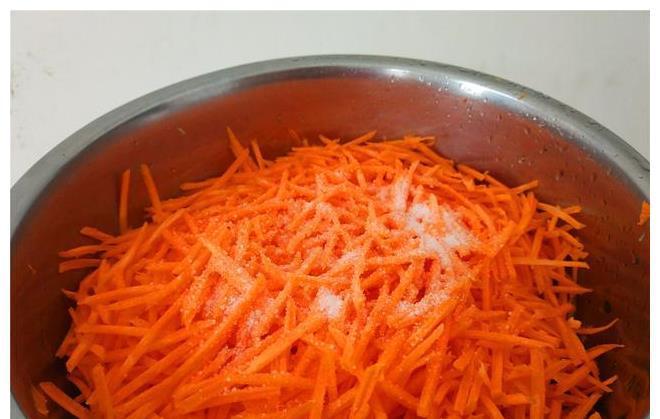 胡萝卜|胡萝卜创新吃法，不炒也不蒸，不放一滴油，配上油条超级好吃