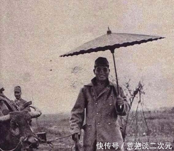 雨天|历史上过目难忘瞬间：雨天偷牛的日军，给德国战俘发烟的红军，图9杀人诛心