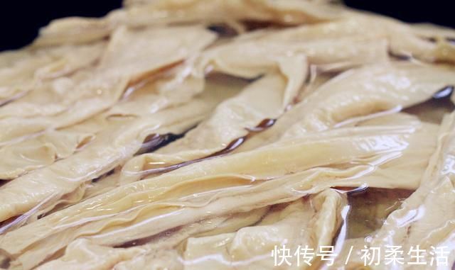 老少皆宜|立秋之后,补钙化痰多吃腐竹,2种素菜炒一盘,真比肉还香