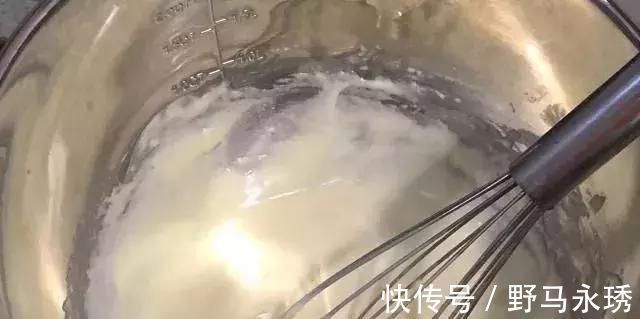 模具|蛋糕这样做,简单又好吃,10分钟超快手,搅一搅,烤熟就能吃