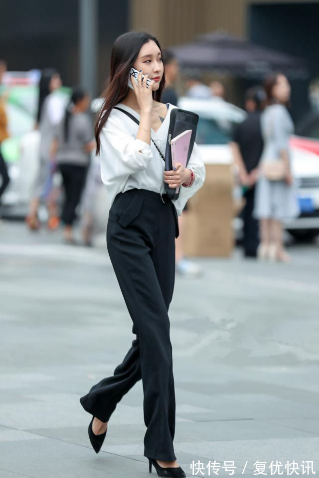 小姐姐|街拍:白色T搭配牛仔裤,小姐姐轻轻抚摸头发很美,笑容甜美可爱