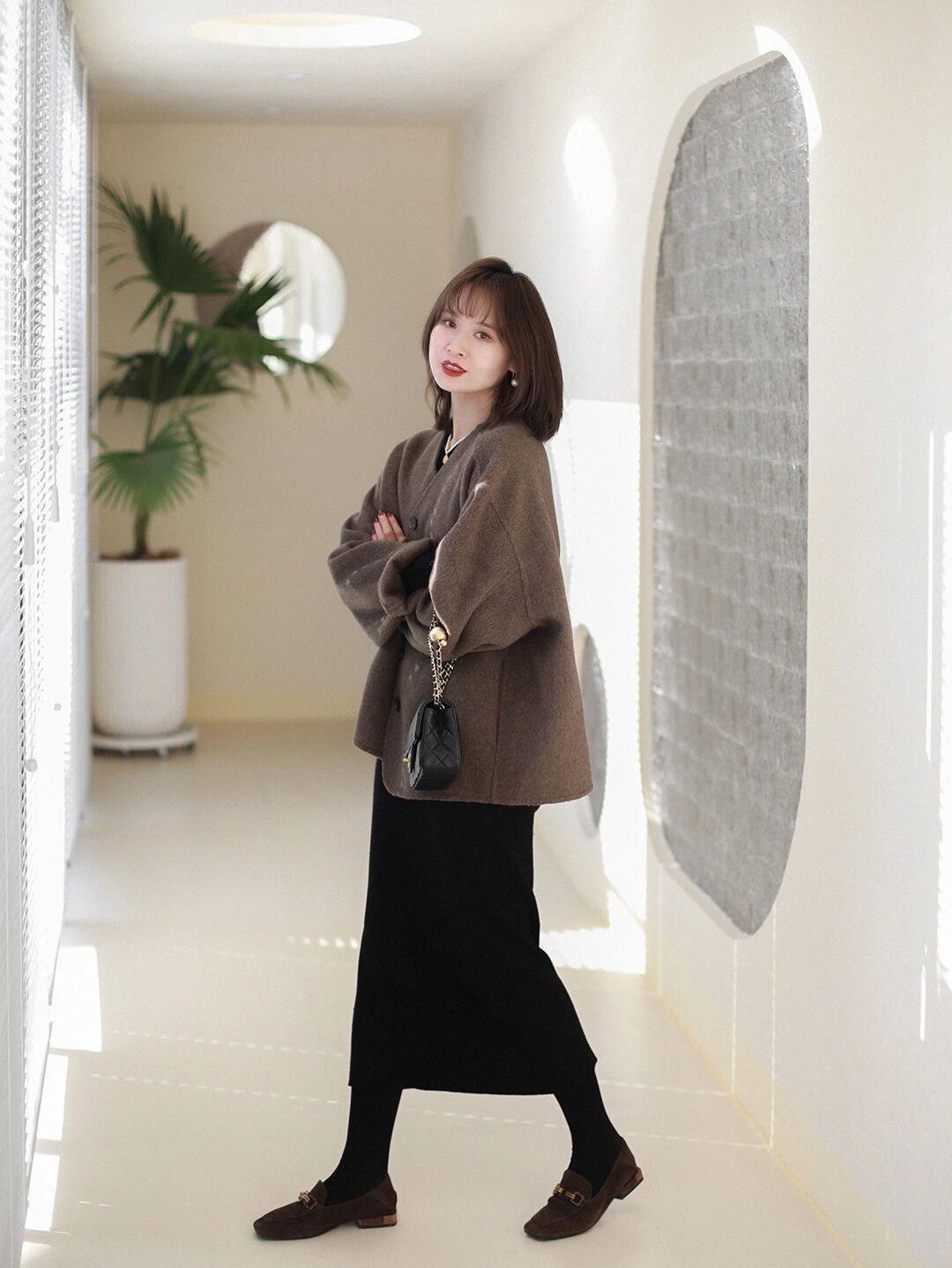 冬天|普通女生怎么穿?蓝白拼接羊羔毛外套+直筒牛仔裤,休闲又百搭!